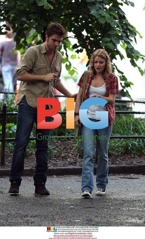 Emilie De Ravin and Robert Pattinson on 'Remember Me' set