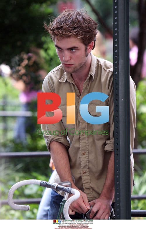 Emilie De Ravin and Robert Pattinson on 'Remember Me' set