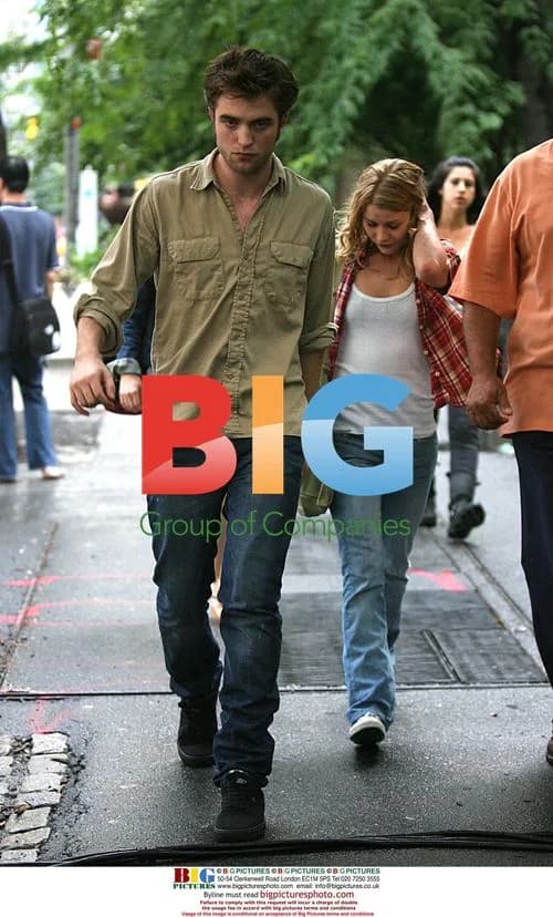 Emilie De Ravin and Robert Pattinson on set of "Remember Me"
