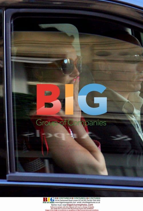 Britney Spears yawns leaving Paris hotel