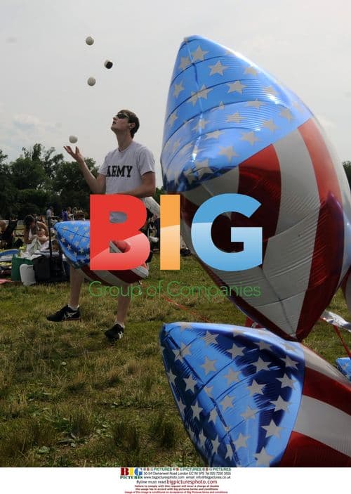 Kyle Wilfinger juggles on National Mall in D.C.