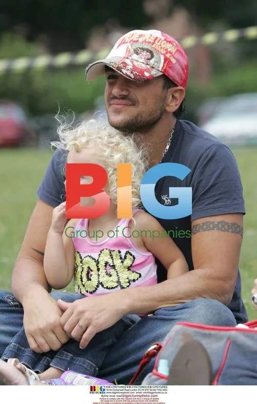 Peter Andre at fair with kids
