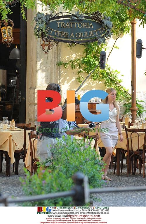 Christopher Egan and Amanda Seyfried on set