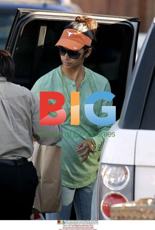 Camila Alves Shops for 4th of July