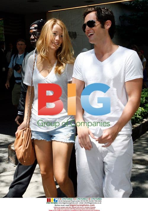 Penn Badgley and Blake Lively on "Gossip Girl" set