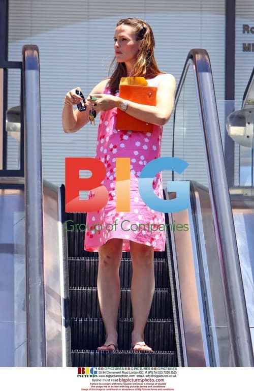 Jennifer Garner runs errands in Brentwood