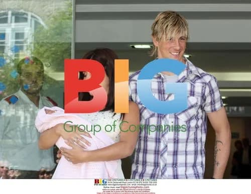 Fernando Torres presents daughter