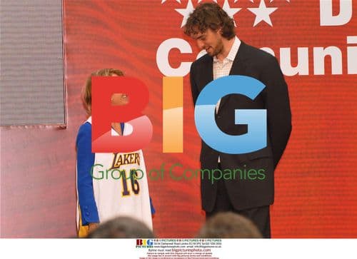 Pau Gasol receives II Int'l Awards of Madrid