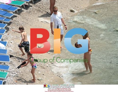 Steffi Graf with children on Italian beach