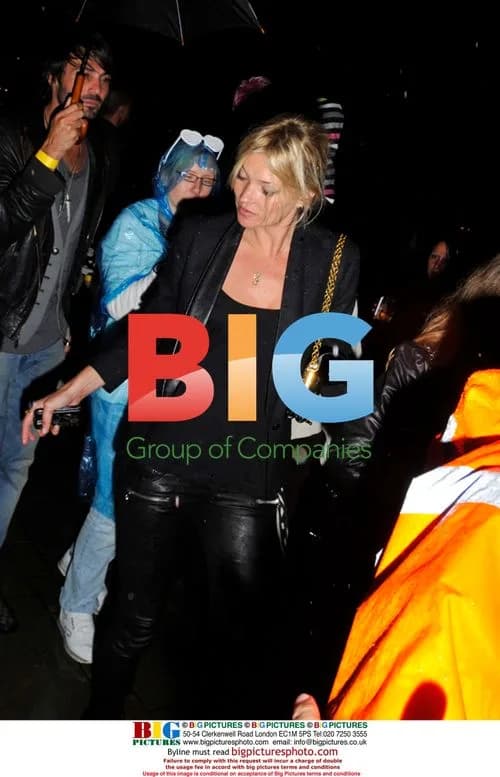 Kate Moss arrives at Lily Allen gig with shoe trouble