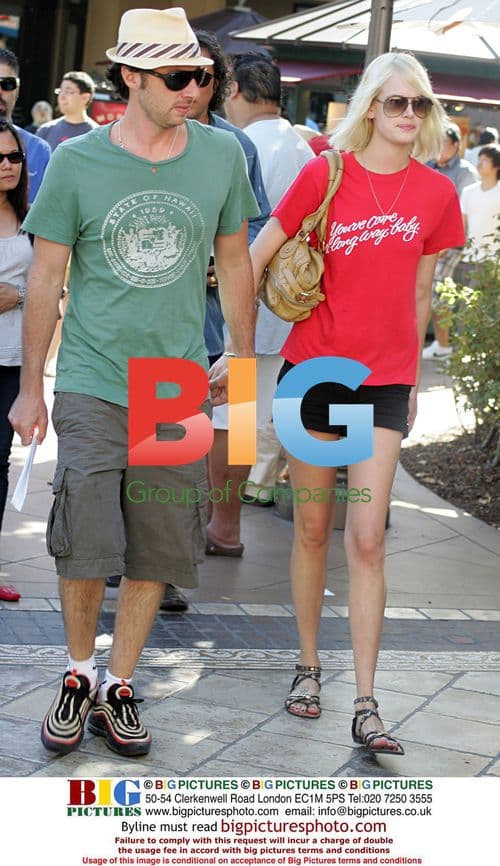 Zach Braff out with new girlfriend