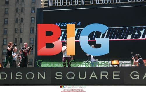 David Arquette in Plexiglass Box for Feeding America