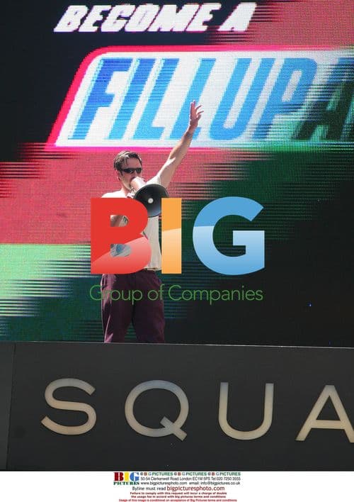 David Arquette in Plexiglass Box for Feeding America