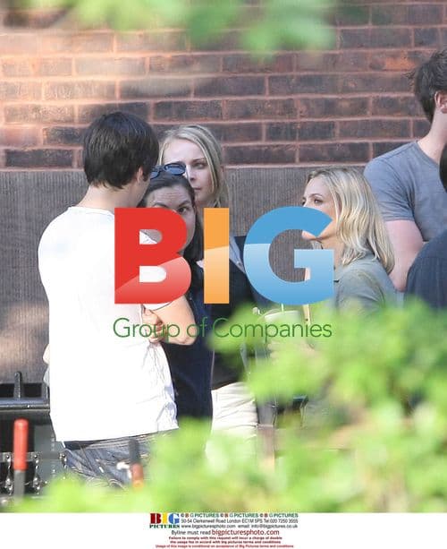 Barrymore and Long on 'Going the Distance' set