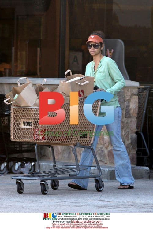 Camila Alves shops for 4th of July