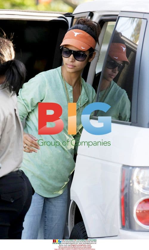 Camila Alves shops for 4th of July