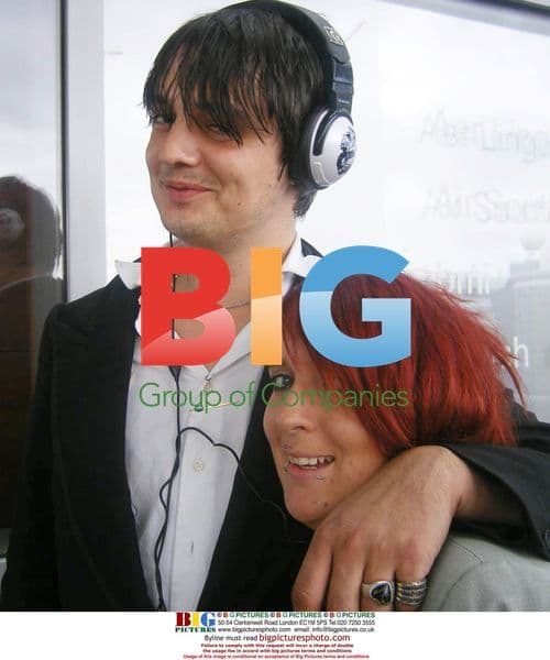 Pete Doherty sings along to Amy Winehouse on fan's iPod