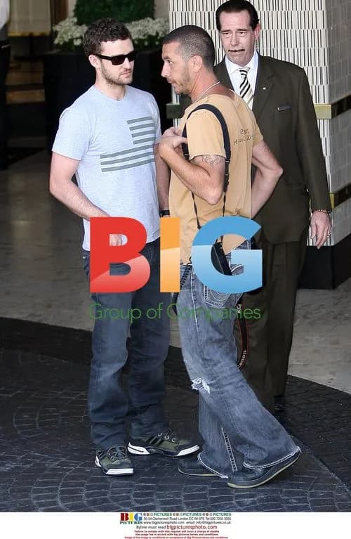 Justin Timberlake confronts paparazzi at hotel