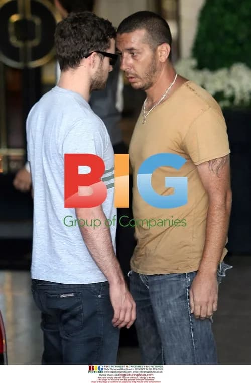 Justin Timberlake confronts paparazzi at hotel