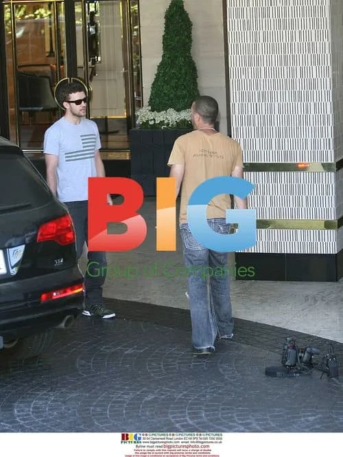 Justin Timberlake confronts photographer at hotel