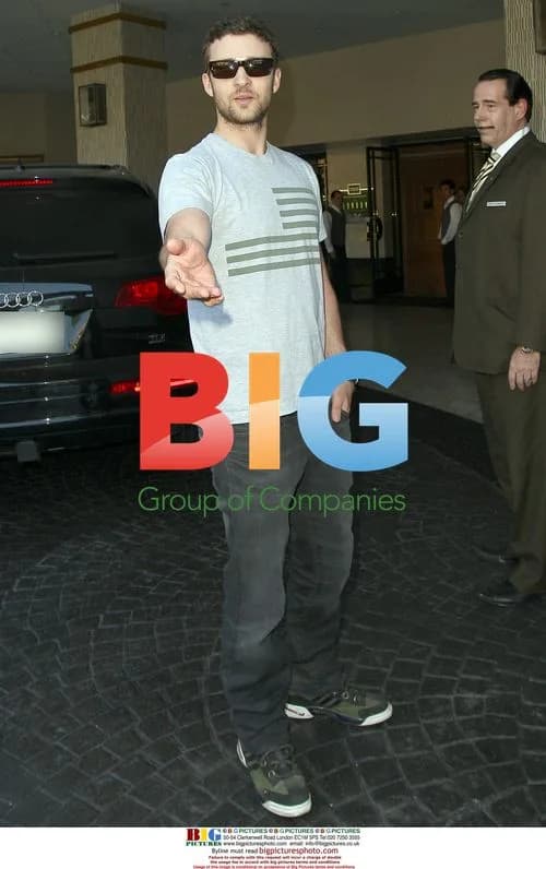 Justin Timberlake confronts photographer at hotel