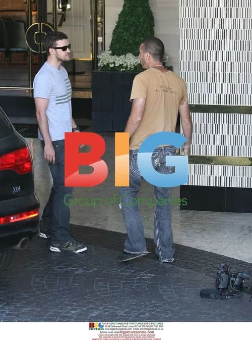 Justin Timberlake confronts photographer at hotel