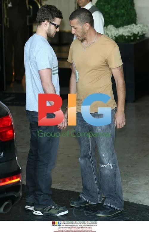 Justin Timberlake confronts paparazzi