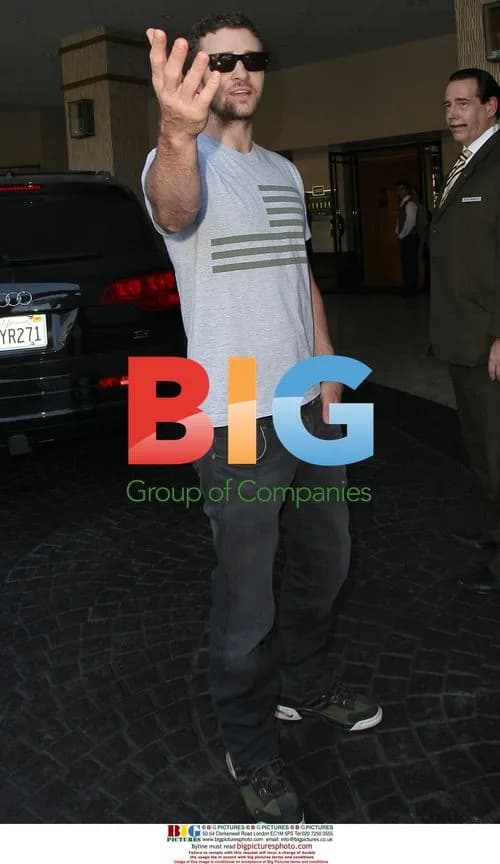 Justin Timberlake confronts paparazzi