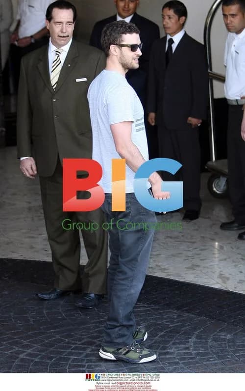 Justin Timberlake confronts paparazzi at hotel
