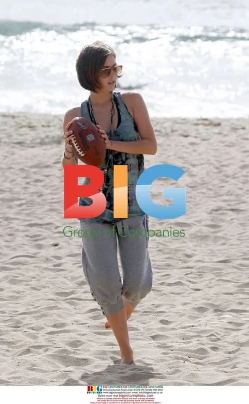 Jessica Stroup on set of '90210'