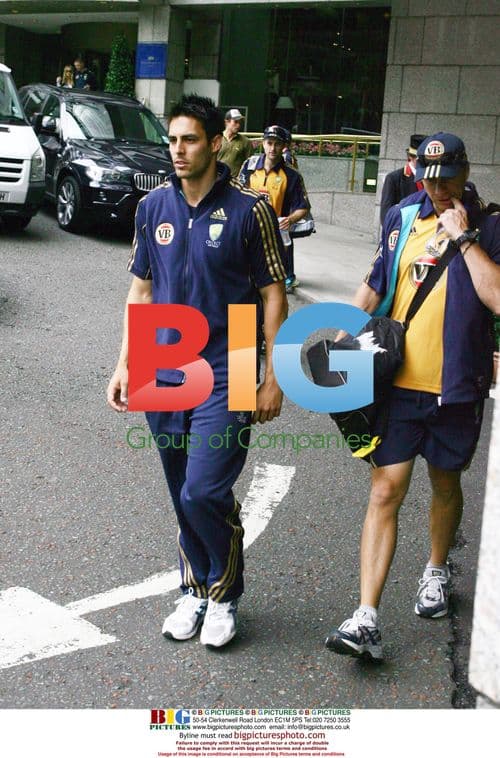 Aussie Cricketers Brave London Traffic