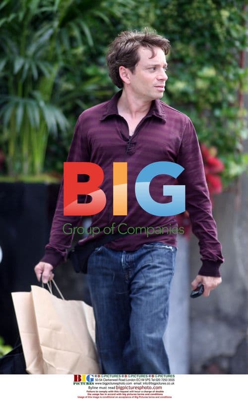 Chris Kattan Untangles Earbuds