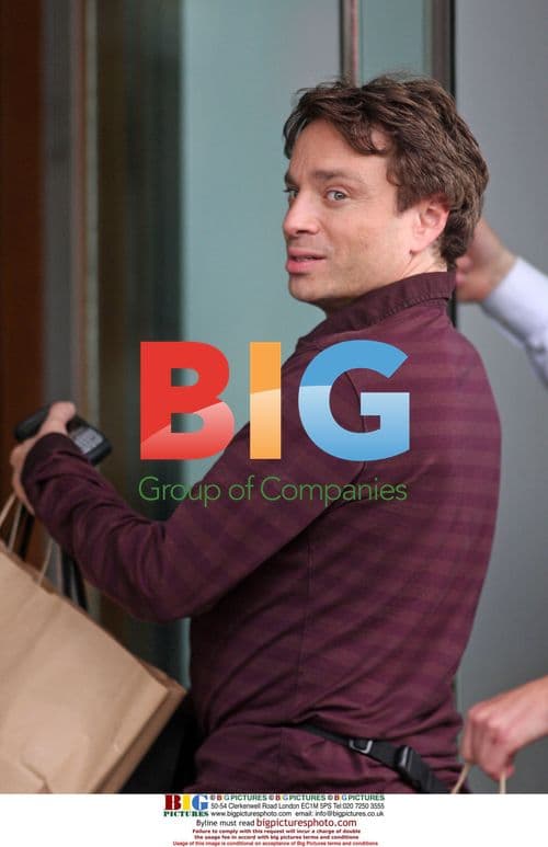 Chris Kattan untangles earbuds