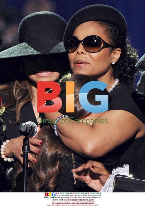 Janet Jackson comforts Paris Jackson at MJ memorial