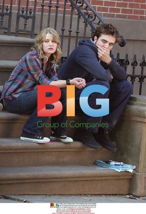 Emilie De Ravin and Robert Pattinson on 'Remember Me' set