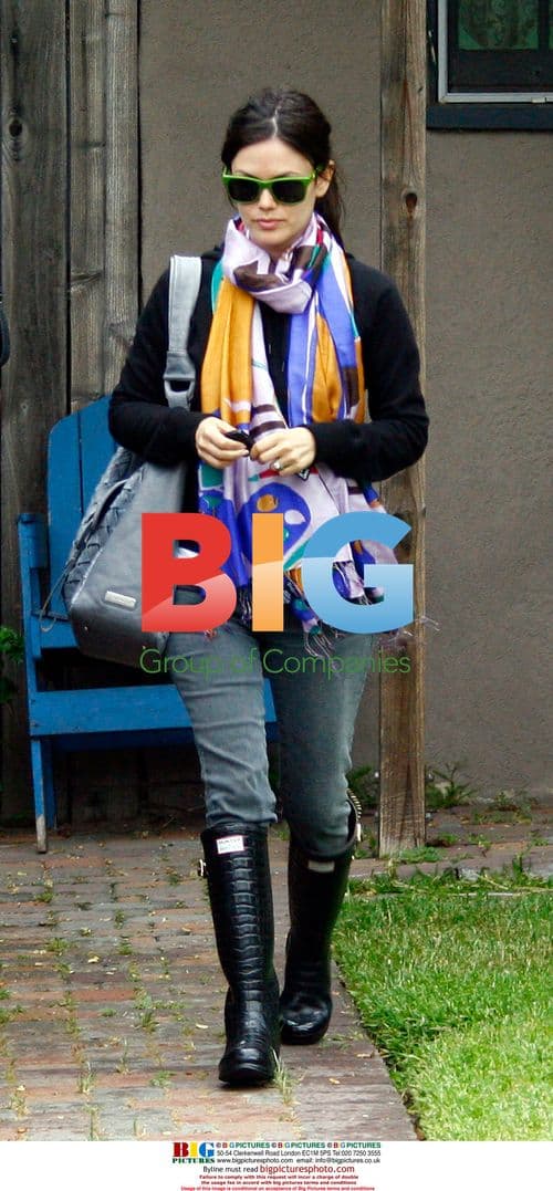 Actress Rachel Bilson with sister Hattie