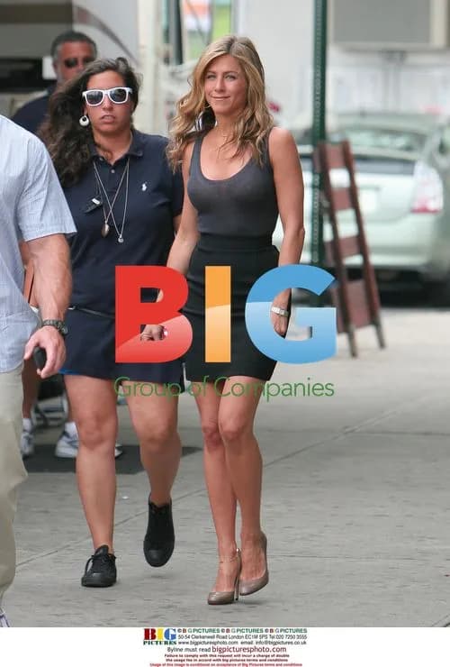 Jennifer Aniston on set of 'The Bounty'