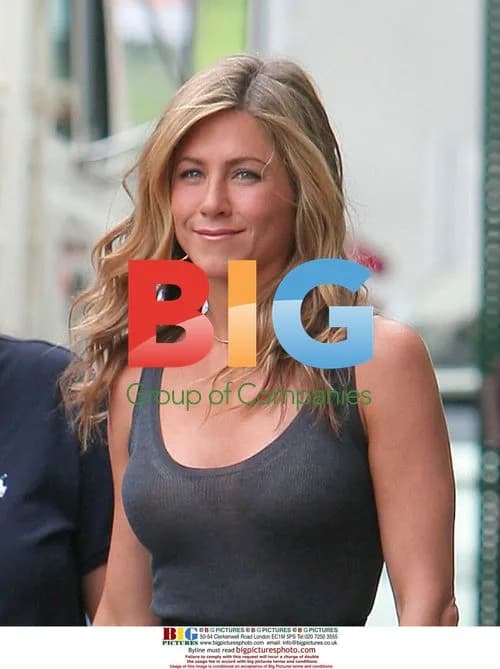 Jennifer Aniston on set of 'The Bounty'