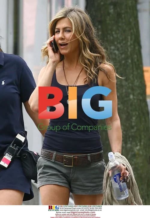 Jennifer Aniston on set of 'The Bounty'