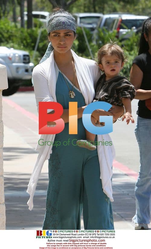 Camila Alves Pregnant Shopping