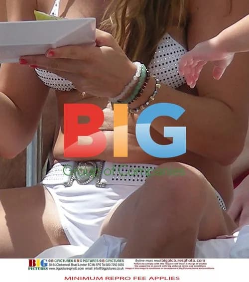 Elen Rives Enjoys Beach Day with Kids