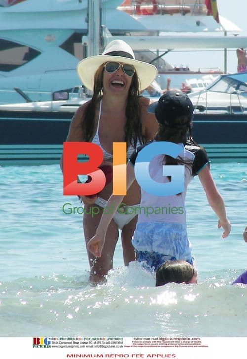 Elen Rives Enjoys Beach Day