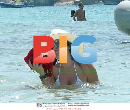 Elen Rives on Beach with Kids