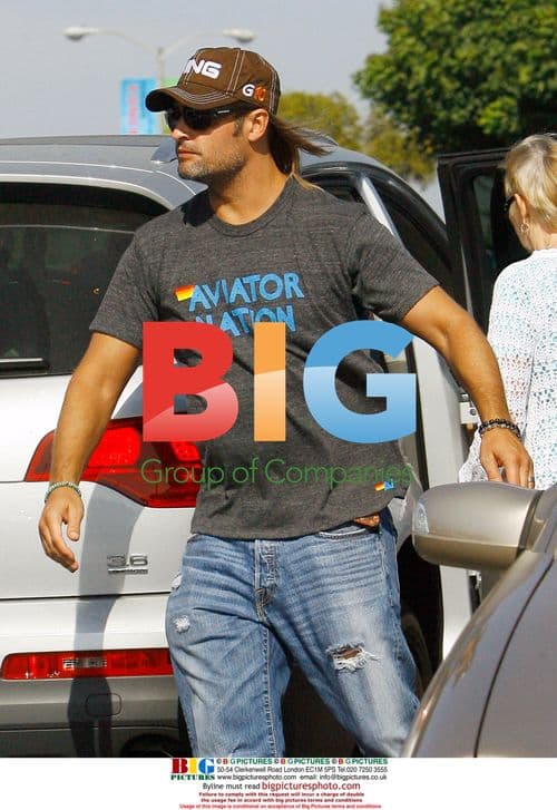 Josh Holloway has lunch with family
