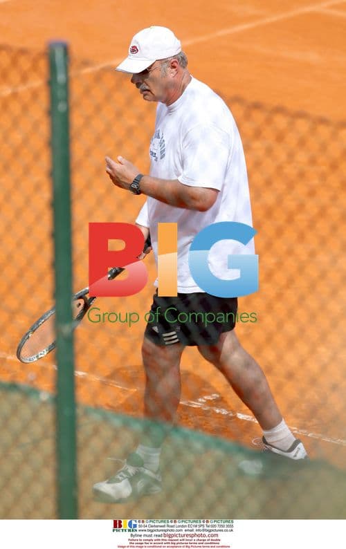 Dr. Phil relaxes on yacht in France