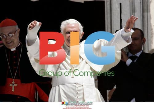 Pope Benedict XVI blesses faithful with cast