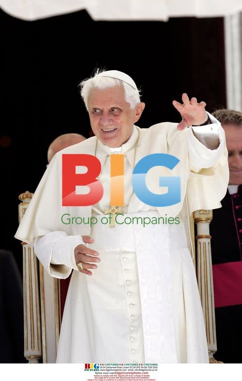 Pope Benedict XVI blesses faithful with cast