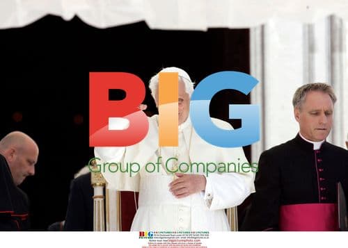 Pope Benedict XVI delivers blessing with cast arm