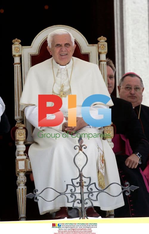 Pope Benedict XVI blesses faithful with cast