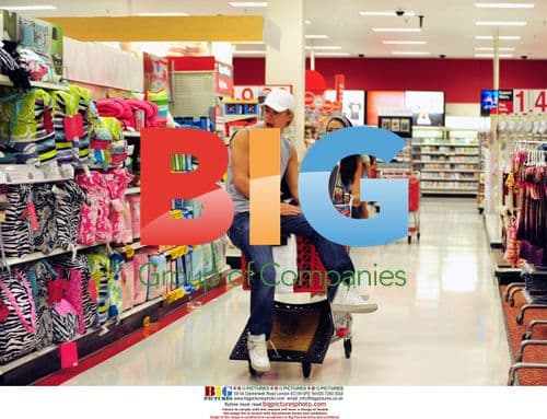 Shannon Elizabeth and Derek Hough Shop in LA